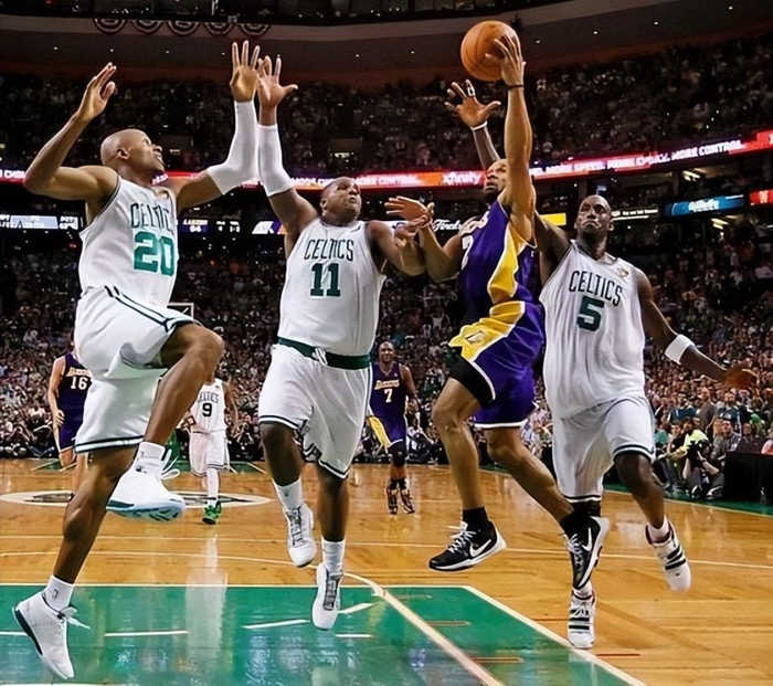 星空投注-强度拉满！NBA史上最激烈的总决赛，开场不到3秒就打起来了|湖人|凯尔特人|科比·布莱恩特|洛杉矶湖人队|波士顿凯尔特人队_新浪体育_新浪新闻