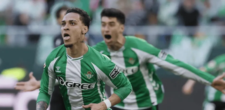 星空官网-安东尼：我很爱贝蒂斯，与球迷冲突是因为没赢球而感到沮丧